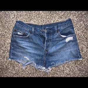 Mid-rise Size 28 Levi Shorts
